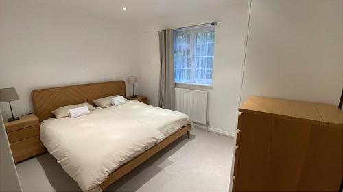 Ένα ή περισσότερα κρεβάτια σε δωμάτιο στο Spacious Notting Hill town house