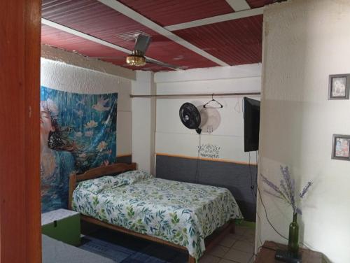 Un dormitorio con una cama y un cuadro en la pared. en Playa Zen Rodadero, en Rodadero