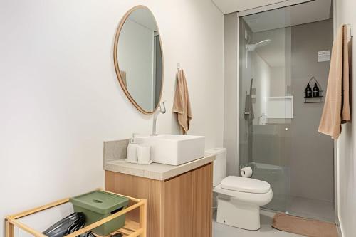 a bathroom with a sink and a mirror at Loft Moderno, 500m Praia, Piscina, Sauna, WiFi 1GB in Florianópolis