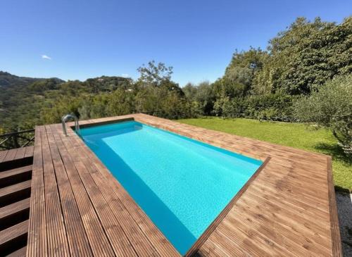 Mediterranean House With Amalfi Coast View في Colli di Fontanelle: مسبح على سطح خشبي