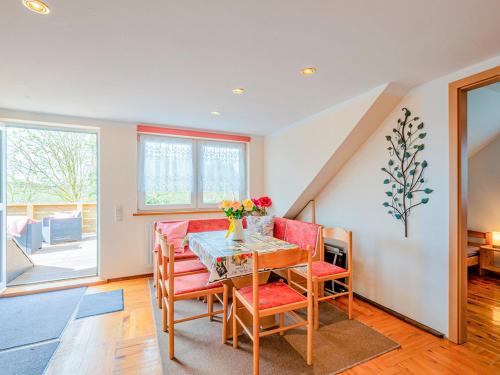 PruchtenにあるFerienwohnung Palmのテーブルと椅子のあるダイニングルーム