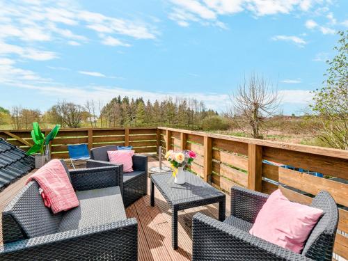 PruchtenにあるFerienwohnung Palmのパティオ(デッキの椅子とテーブル付)