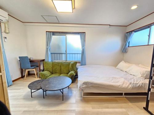 Postel nebo postele na pokoji v ubytování 花宿新宿 HANAYADO SHINJUKU