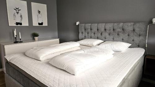 Ένα ή περισσότερα κρεβάτια σε δωμάτιο στο Villa in Henån with jacuzzi sauna & conservatory