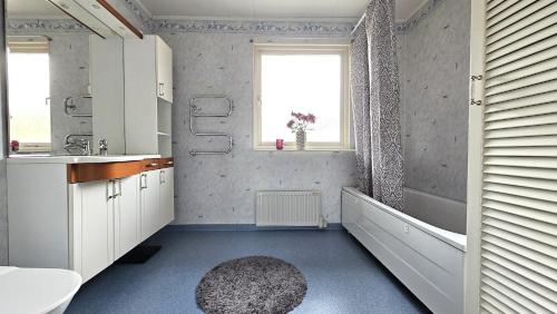 Ένα μπάνιο στο Villa in Henån with jacuzzi sauna & conservatory