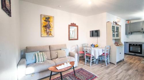 ein Wohnzimmer mit Sofa und Tisch in der Unterkunft Adorable Maison T2 au calme - Proche RER & commodités - Champigny-sur-Marne in Champigny-sur-Marne