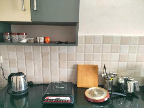 Η κουζίνα ή μικρή κουζίνα στο Pracheeta Homes Diya AC 2BHK Near Temple & Airport on First Floor