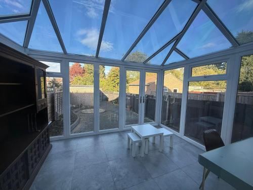 Balkón nebo terasa v ubytování Large Coventry Stay, Family & Contractor Friendly!