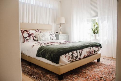 a bedroom with a bed and a window at The Mintwood 4 BDR Home Near Crater Lake And OIT in Klamath Falls