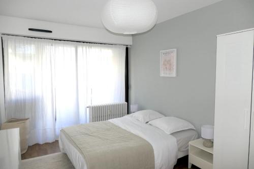 Ένα ή περισσότερα κρεβάτια σε δωμάτιο στο M007-8-9 Marquer Chambre colocation proche de la Gare