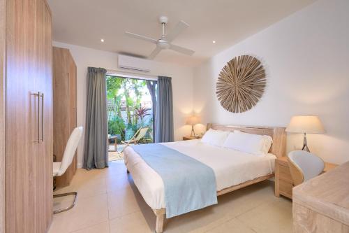 Una cama o camas en una habitación de Luxe tropical villa