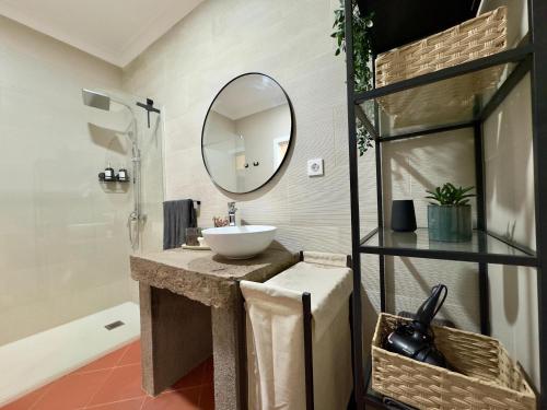 a bathroom with a sink and a mirror at Biscoitos-Upstudio in Biscoitos