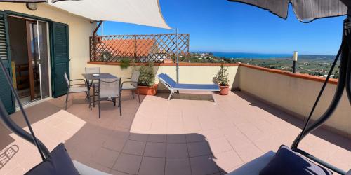 un patio con tavolo e sedie su un balcone di Bellavista a Fossacesia