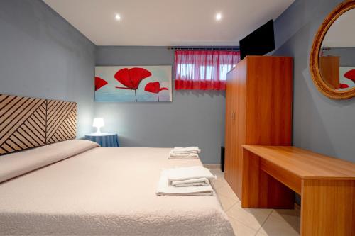 Dj Center Class في Stazione Marittima: غرفة نوم بها سرير ومكتب ومرآة