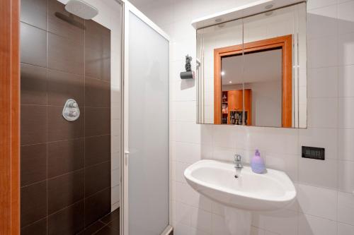 Dj Center Class في Stazione Marittima: حمام أبيض مع حوض ودش