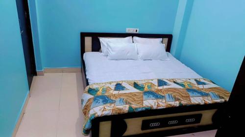 Katil atau katil-katil dalam bilik di Near Swargate Vrundavan 2 BHK bungalow