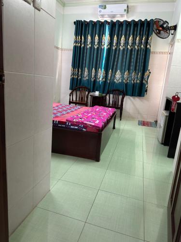 سرير أو أسرّة في غرفة في Giang Phuoc Hung hotel