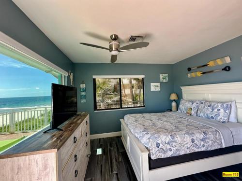 une chambre avec un lit avec une télévision et un balcon dans l'établissement Windjammer Resort and Beach Club, à Fort Lauderdale