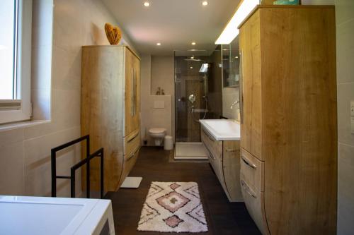 Ένα μπάνιο στο Apartment Silbertanne