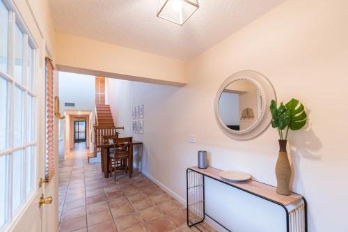 een hal met een spiegel en een tafel bij Beach Townhome Steps from Downtown Cocoa Beach in Cocoa Beach