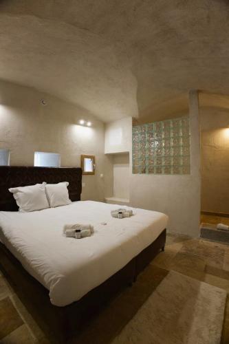 En eller flere senge i et værelse på Le Bastion - Jacuzzi au Château Fort