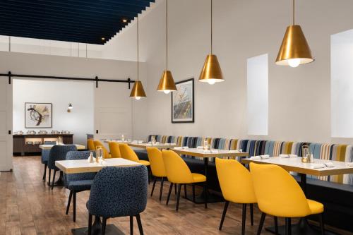 Posezení v ubytování DoubleTree by Hilton Norfolk Airport