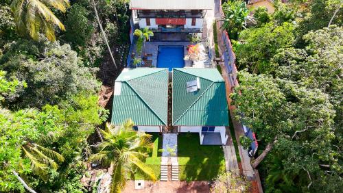 Draufsicht auf ein Haus mit Gründach in der Unterkunft Arice Eco Villa and Restaurant Unawatuna in Galle
