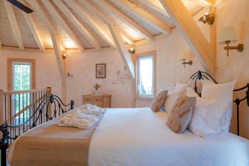 een slaapkamer met een groot wit bed in een kamer bij Le Silo du Domaine des Ecus d'Or in Veuvey-sur-Ouche