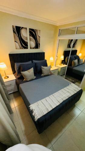 un dormitorio con una cama grande en una habitación en green oasis vacation retreat, en La Grúa