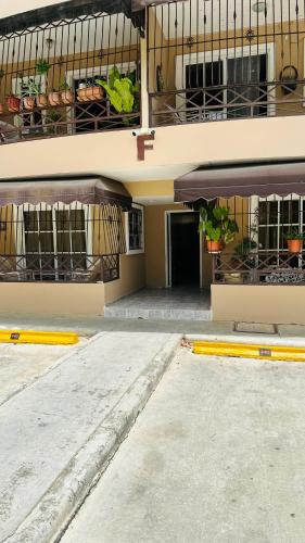 un edificio con un balcón con plantas. en green oasis vacation retreat, en La Grúa