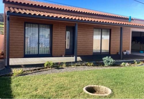 una pequeña casa con césped delante en Inspiration House, en Altares