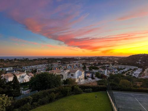uitzicht op de stad bij zonsondergang bij AlbufeiraOrada II by Be Cherish in Páteo