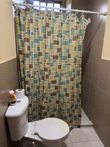 Ένα μπάνιο στο Apartamento vacacional con playa privada