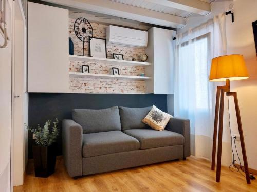 a living room with a couch and a lamp at Sepa in Chioggia