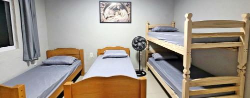- une chambre avec 2 lits superposés et une chambre avec un autre lit dans l'établissement Aliança da Fé, à Cachoeira Paulista