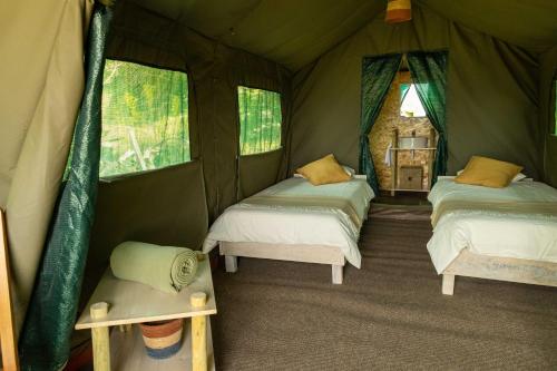una habitación con dos camas en una tienda de campaña en Safari Glamping Portugal Koi Fish, en Ventosa