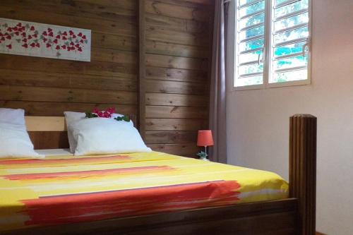 Ένα ή περισσότερα κρεβάτια σε δωμάτιο στο Villa charmante à Sainte-Luce avec piscine privée