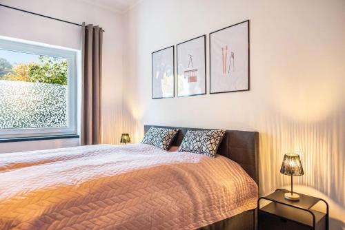 a bedroom with a bed and a window at Suiten im Alten Berghotel Johanna in Niedersalwey