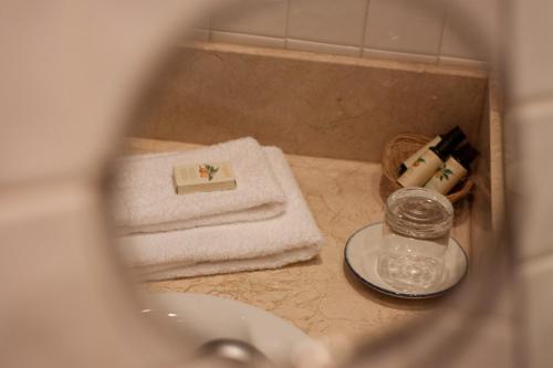 a bathroom with towels and a glass jar on a sink at Sierra Quilama in San Miguel de Valero