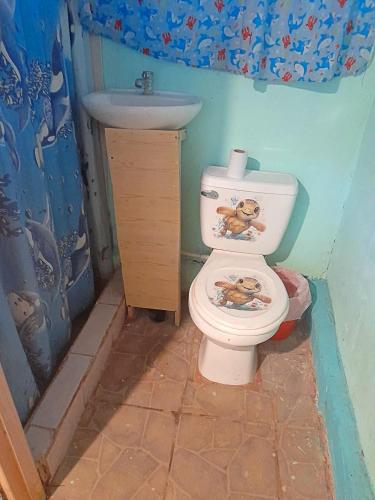 a bathroom with a toilet and a sink at Kaniki in Talamanca