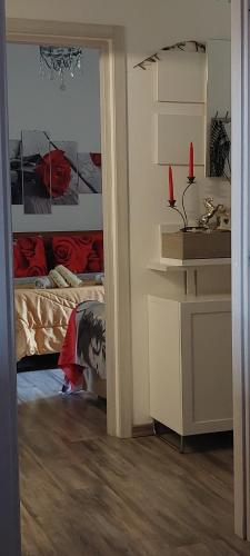 une pièce avec une chambre avec un lit et deux bougies rouges dans l'établissement La casa di Ettore, à Arezzo