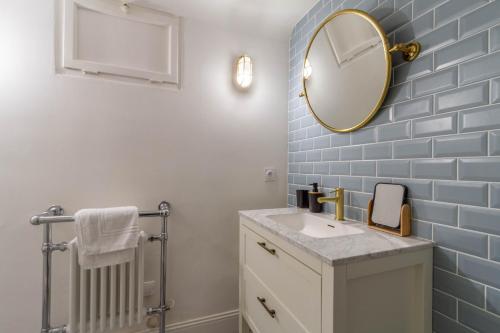 a bathroom with a sink and a mirror at Le Gramont, T3 en hypercentre de Pau - avec clim in Pau