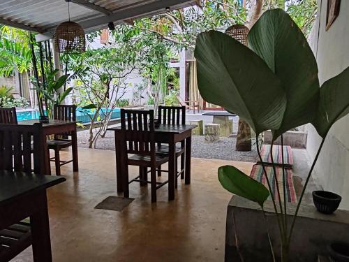 ゴールにあるCanaya Boutique Villaの食卓と椅子、植物のあるダイニングルーム