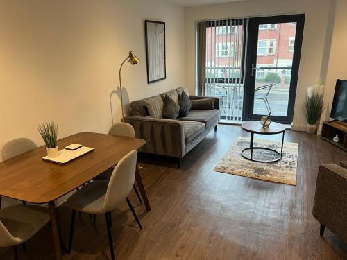 una sala de estar con un sofá y una mesa en Icon York Apartment, en York