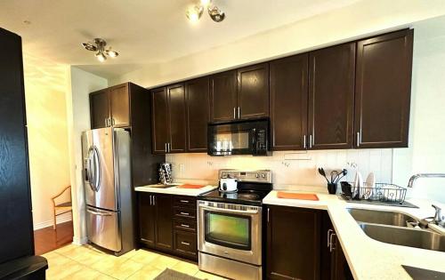 Η κουζίνα ή μικρή κουζίνα στο 4BR Luxury Styled Home 2 parking