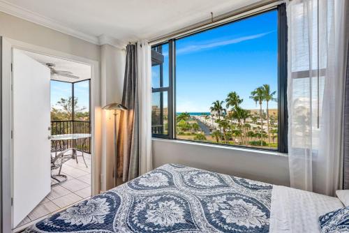 En eller flere senge i et værelse på Luxury Bayside Condo – Pool, Tennis & Marina