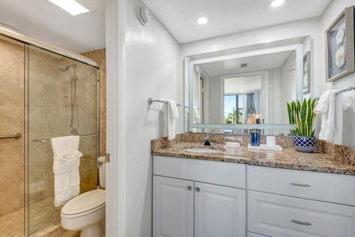 Et badeværelse på Luxury Bayside Condo – Pool, Tennis & Marina