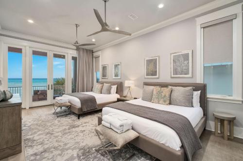 シーグローブ・ビーチにあるSeaside Serenityのベッドが2つあり、海が見えるベッドルーム