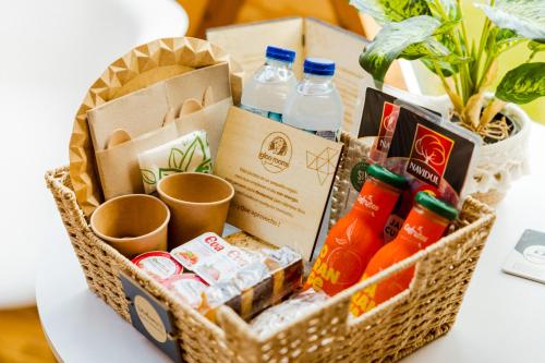 een mand gevuld met eten en drinken op een tafel bij Igloo Rooms - Belorado in Belorado
