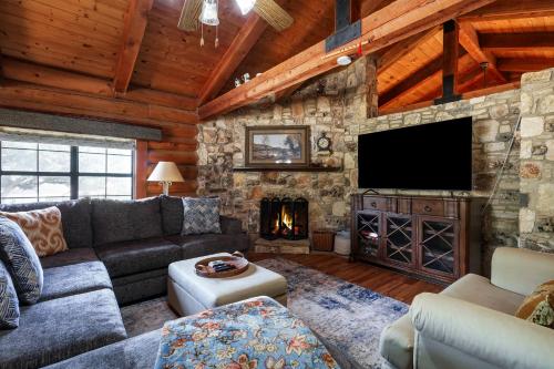 ein Wohnzimmer mit Couch und Kamin in der Unterkunft Canyon Lake Haven Cabin Hot Tub Yard Bbq Fire Pit in Canyon Lake